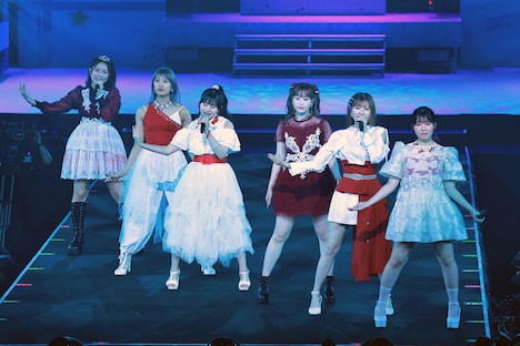 つばきファクトリーの結成メンバー。左から谷本安美、岸本ゆめの、浅倉樹々、新沼希空、小片リサ、山岸理子。