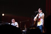 「風とロック さいしょでさいごの スーパーアリーナ“FURUSATO”」より、吉田正美(左)とさだまさし(右)。(撮影:石井麻木)