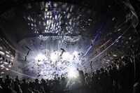 金テープが降り注ぐZepp DiverCity（TOKYO）のフロア。（撮影：笹森健一）