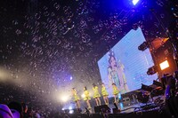 シャボン玉が舞う中で歌うDevil ANTHEM.。（撮影：笹森健一）