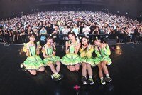 フロアのファンと記念撮影するDevil ANTHEM.。（撮影：笹森健一）