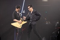 人気画像4位は「藤井フミヤが40年分の歌を届けた111回目の武道館、燃え尽きながらも再会を誓う『また一緒に遊ぼうぜ』」より、藤井尚之と藤井フミヤ。2人合わせてF-BLOOD。