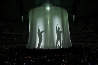 「40th Anniversary FINAL in 日本武道館」オープニングの様子。