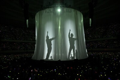 人気画像1位は「藤井フミヤが40年分の歌を届けた111回目の武道館、燃え尽きながらも再会を誓う『また一緒に遊ぼうぜ』」より、「40th Anniversary FINAL in 日本武道館」オープニングの様子。