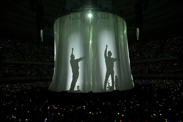 人気画像1位は「藤井フミヤが40年分の歌を届けた111回目の武道館、燃え尽きながらも再会を誓う『また一緒に遊ぼうぜ』」より、「40th Anniversary FINAL in 日本武道館」オープニングの様子。