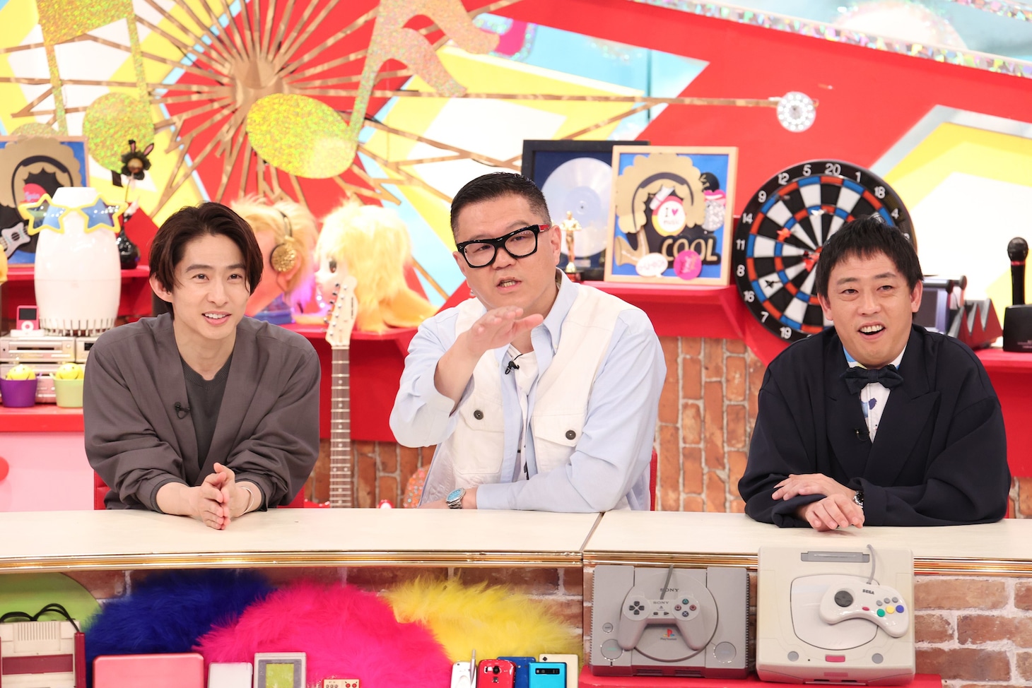 左から三宅健、長谷川忍（シソンヌ）、森田哲矢（さらば青春の光）。(c)フジテレビ