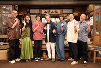「二宮ん家 ザ・ゴールデン」に出演する（左から）シソンヌ長谷川、水野美紀、アンタッチャブル柴田、二宮和也、佐藤栞里、チョコレートプラネット。(c)フジテレビ