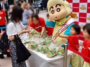 クレヨンしん
ちゃんが登場したサンプリングイベントの様子。