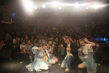 フロアをバックに記念撮影するRYUTistと曽我部恵一。（撮影：石垣星児）