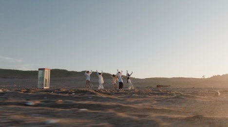 ExWHYZ「Sweet & Sour」MVより。