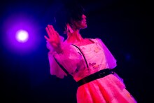 「ぐらりぐら想い」を披露する小林歌穂。