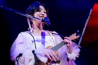 ウクレレを弾きながら「ルージュの伝言」を歌う小林歌穂。