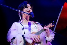 ウクレレを弾きながら「ルージュの伝言」を歌う小林歌穂。