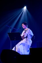 ウクレレの弾き語りで「人魚」を歌う小林歌穂。