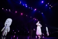 ゲストの平凡人とともに「年下の男の子」を歌う小林歌穂。