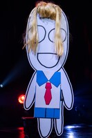 金髪で黒目が隠れた平凡人。