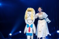 平凡人と一緒に「ムーンライト伝説」を歌う小林歌穂。