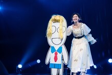 平凡人と一緒に「ムーンライト伝説」を歌う小林歌穂。