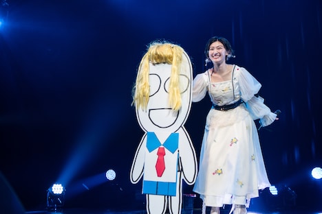 平凡人と一緒に「ムーンライト伝説」を歌う小林歌穂。