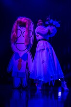 「ムーンライト伝説」を歌う平凡人（左）と小林歌穂（右）。