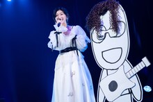 「木枯らしに抱かれて」を歌う小林歌穂（左）と平凡人（右）。