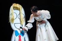 平凡人（左）に話を聞く小林歌穂（右）。