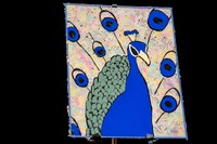 来場者によるコラージュで完成した孔雀の絵。