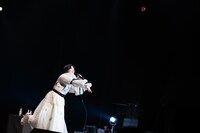 客席に自作バッジの入ったカプセルを投げる小林歌穂。