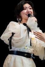 突然の涙に驚く小林歌穂。