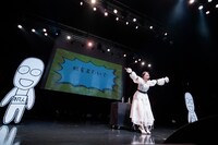 国歌を斉唱する小林歌穂と平凡人。