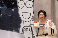 撤収が進むステージの脇でバースデーケーキを手に記念撮影する小林歌穂。