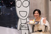 撤収が進むステージの脇でバースデーケーキを手に記念撮影する小林歌穂。