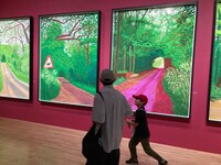 デイヴィッド・ホックニー展を訪れた街くんと高城さん。