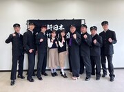 左から木村慧人（FANTASTICS）、堀夏喜（FANTASTICS）、中島颯太（FANTASTICS）、川栄李奈、福本莉子、長田庄平（チョコレートプラネット）、松尾駿（チョコレートプラネット）、せいや（霜降り明星）、粗品（霜降り明星）。(c)フジテレビ