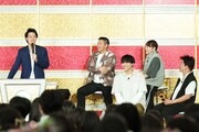 左から粗品（霜降り明星）、長田庄平（チョコレートプラネット）、小森隼（GENERATIONS）、丸山礼、松尾駿（チョコレートプラネット）。(c)フジテレビ
