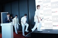 記者会見に登場したNEXZ。