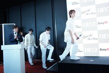 記者会見に登場したNEXZ。