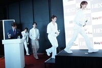 記者会見に登場したNEXZ。