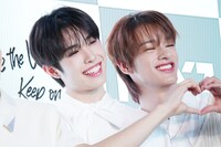 ハートを作るHYUIとSEITA。