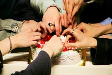 ケーキにさくらんぼを乗せるINI。(c)LAPONE Entertainment