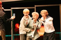 左から田島将吾、西洸人、池崎理人。(c) LAPONE Entertainment