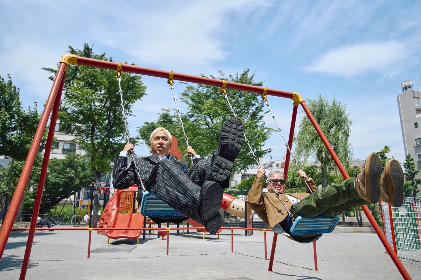 雑誌「散歩の達人」2024年7月号より、ILMARIとRYO-Z。（撮影：逢坂聡）