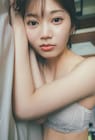 ランジェリー姿の高本彩花がこちらを見つめる