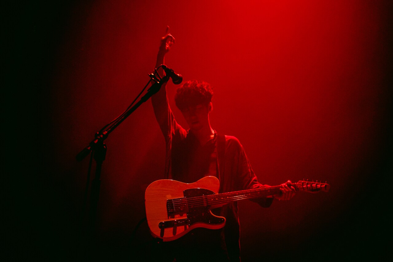 TK from 凛として時雨のライブ写真。（撮影：岡田貴之）