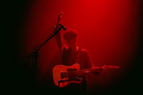 TK from 凛として時雨のライブ写真。（撮影：岡田貴之）