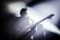 TK from 凛として時雨のライブ写真。（撮影：岡田貴之）