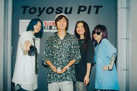 Chilli Beans.とサポートメンバーのオカモトレイジ。