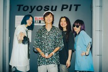 Chilli Beans.とサポートメンバーのオカモトレイジ。