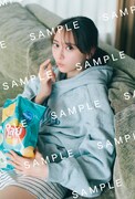 弓木奈於（乃木坂46）1st写真集「天使だったのか」TSUTAYA特典のポストカード画像（撮影：三瓶康友 / ワン・パブリッシング）