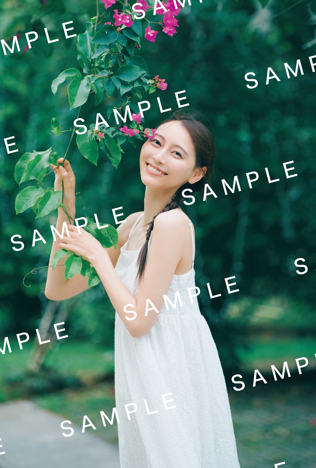 弓木奈於（乃木坂46）1st写真集「天使だったのか」コーチャンフォー特典のポストカード画像（撮影：三瓶康友 / ワン・パブリッシング）